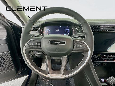 Used 2023 Jeep Grand Cherokee L Limited w/ Luxury Tech Group II AWD/4WD image 15