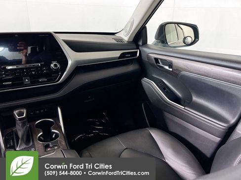 Used 2021 Toyota Highlander Platinum AWD/4WD image 30