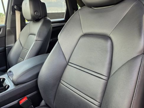 Used 2023 Porsche Cayenne Platinum Edition image 5