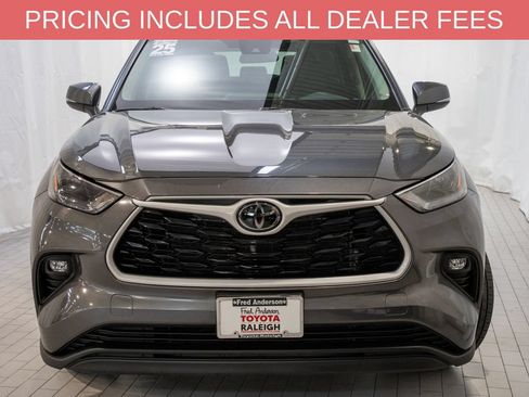 Used 2025 Toyota Highlander LE FWD image 2