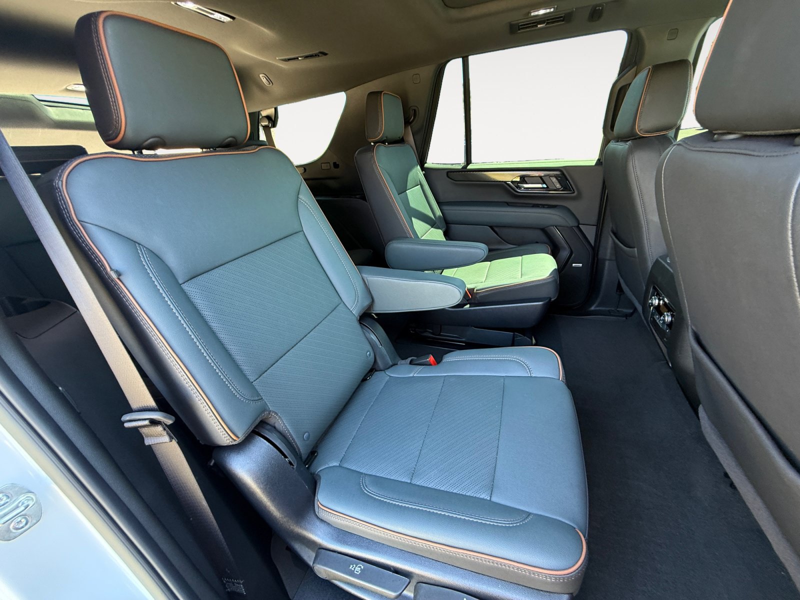 Used 2025 GMC Yukon AT4 AWD/4WD image 18