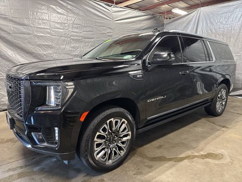 Used 2023 GMC Yukon XL Denali Ultimate AWD/4WD image 3