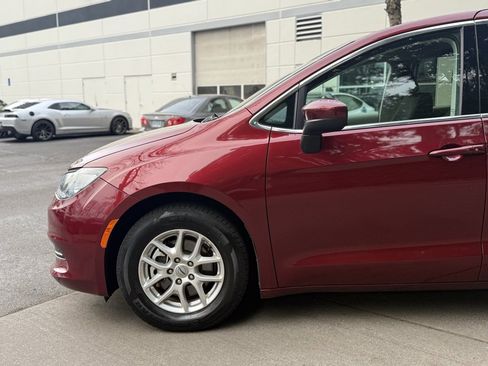 Used 2023 Chrysler Voyager LX image 8