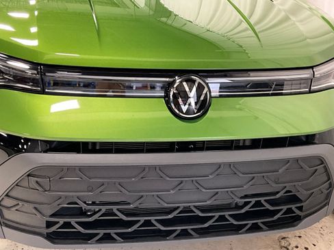 Used 2025 Volkswagen Taos SE FWD image 28