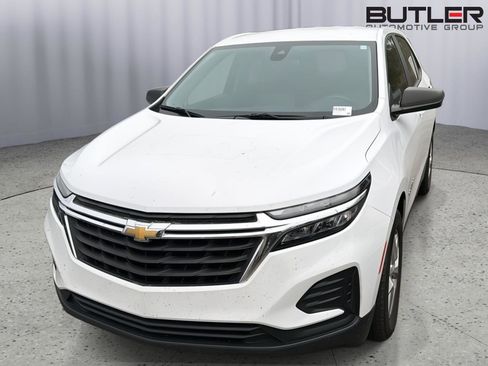 Used 2023 Chevrolet Equinox LS w/ LS Convenience Package FWD image 2
