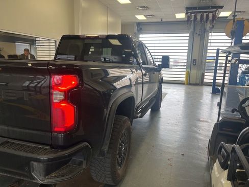 Used 2024 Chevrolet Silverado 2500 ZR2 w/ Technology Package image 4