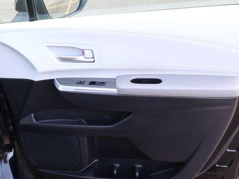 Used 2025 Toyota Sienna XLE FWD image 35