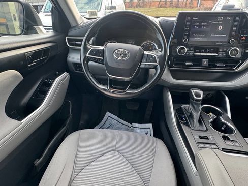 Used 2021 Toyota Highlander LE image 19