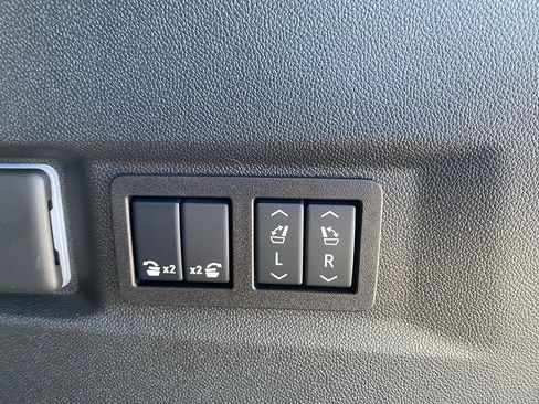 Used 2025 Chevrolet Tahoe Premier AWD/4WD image 16