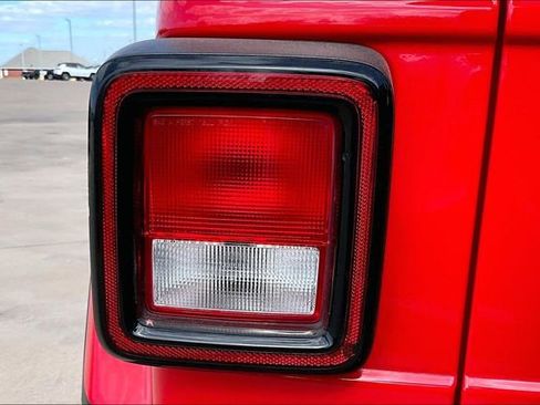 Used 2020 Jeep Wrangler Unlimited Sahara image 30