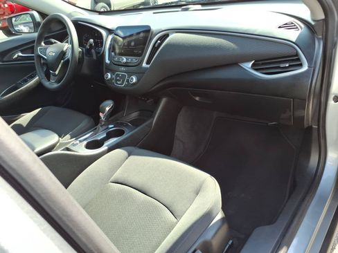 Certified 2025 Chevrolet Malibu RS FWD image 9