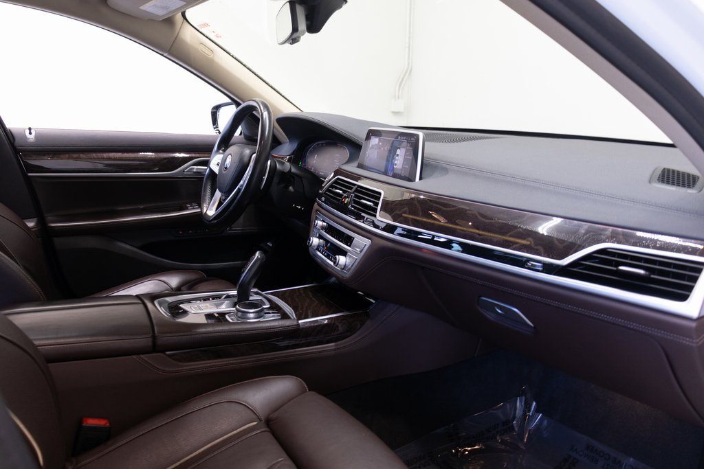 Used 2021 BMW 740i w/ Premium Package RWD image 21