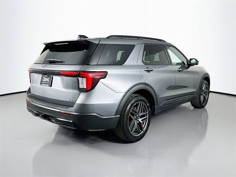 Used 2025 Ford Explorer ST-Line w/ ST-Line Street Pack image 7