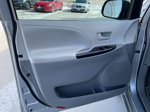 Used 2011 Toyota Sienna LE image 24