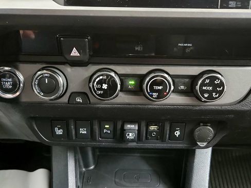 Used 2018 Toyota Tacoma TRD Sport w/ Technology Package AWD/4WD image 30