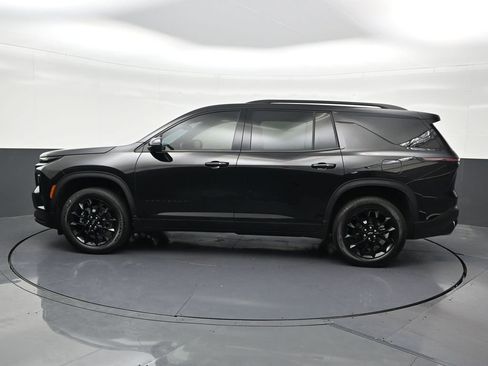 Used 2023 Chevrolet Traverse LT FWD image 2