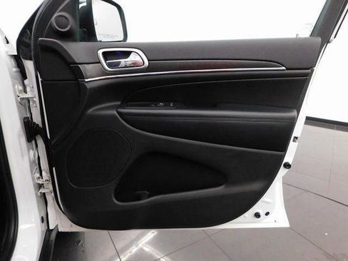 Used 2018 Jeep Grand Cherokee Limited image 36