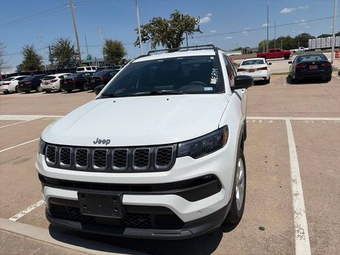 Used 2025 Jeep Compass Latitude w/ Convenience Group AWD/4WD image 3