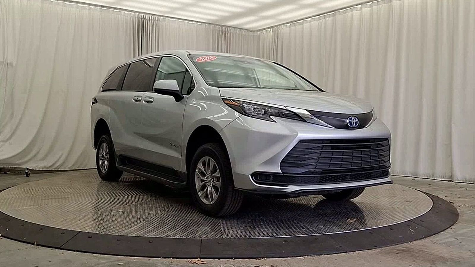 Used 2024 Toyota Sienna LE FWD image 7