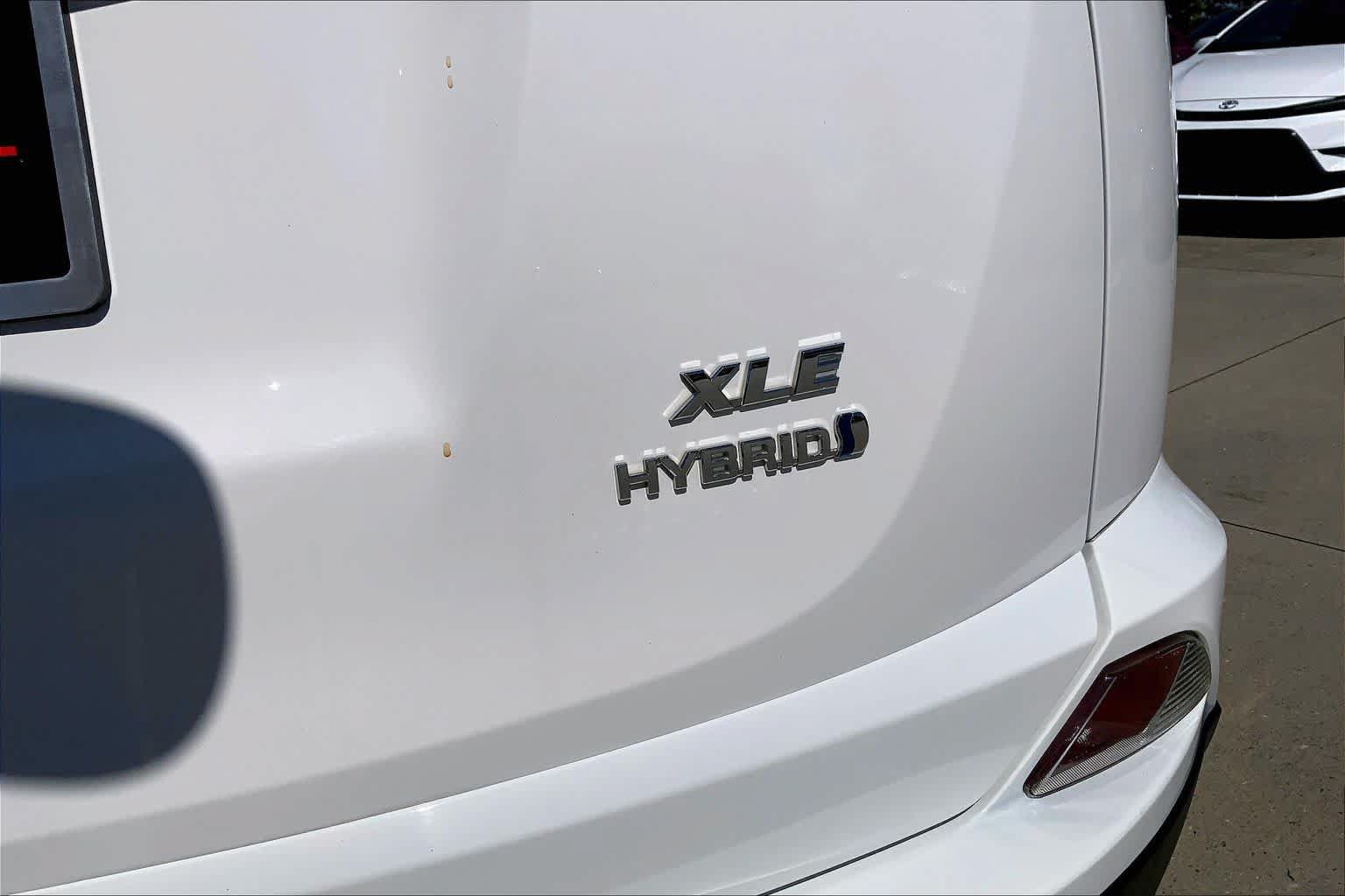 Used 2017 Toyota RAV4 XLE AWD/4WD image 10