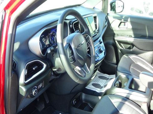 Certified 2025 Chrysler Pacifica Select FWD image 18