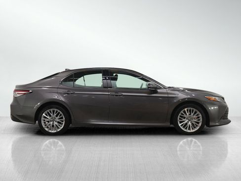 Used 2020 Toyota Camry XLE image 6