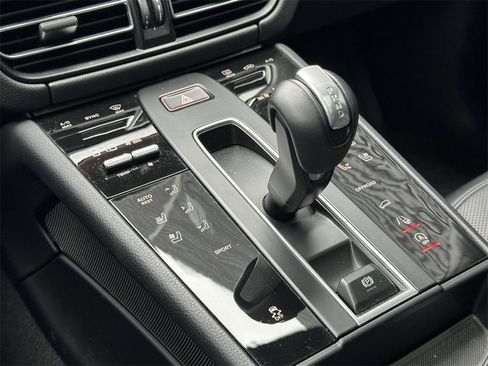 Used 2025 Porsche Macan image 27