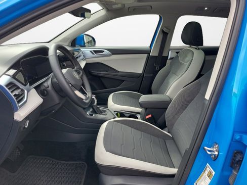 Certified 2025 Volkswagen Taos SE w/ Panoramic Sunroof Package image 11