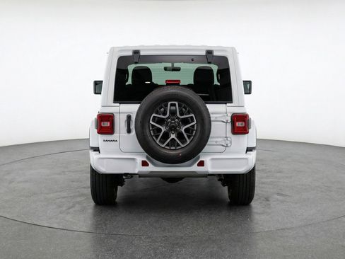 Used 2025 Jeep Wrangler Sahara image 7