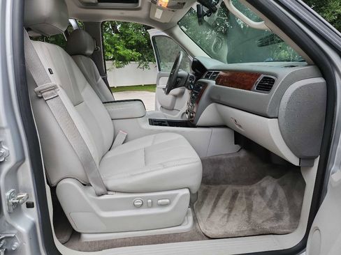 Used 2014 Chevrolet Suburban LT w/ Luxury Package RWD image 41