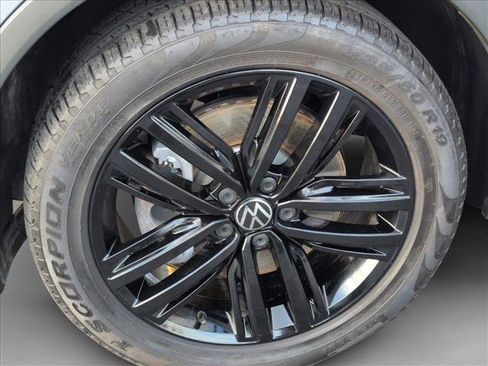 Certified 2022 Volkswagen Tiguan SE R-Line image 24