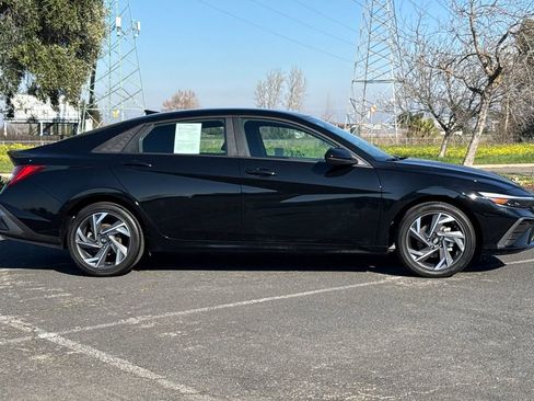 Used 2025 Hyundai Elantra SEL image 3