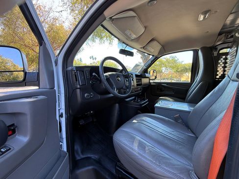 Used 2015 Chevrolet Express 2500 image 10