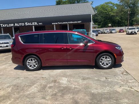 Used 2023 Chrysler Pacifica Touring-L FWD image 2