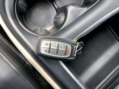 Used 2023 Chrysler Pacifica Touring-L FWD image 15