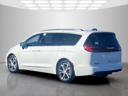 New 2026 Chrysler Pacifica Pinnacle FWD image 3