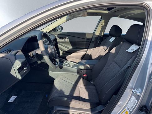 Used 2025 Honda Accord SE image 15