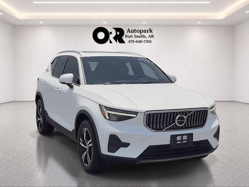 Used 2025 Volvo XC40 B5 Core AWD/4WD image 1