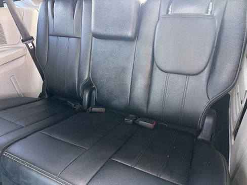 Used 2016 Chrysler Town & Country Touring image 5