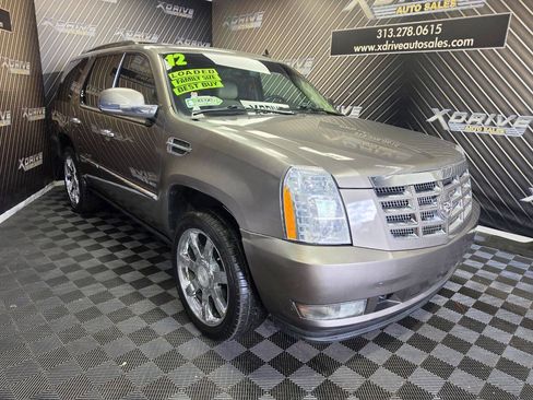 Used 2012 Cadillac Escalade Luxury RWD image 5