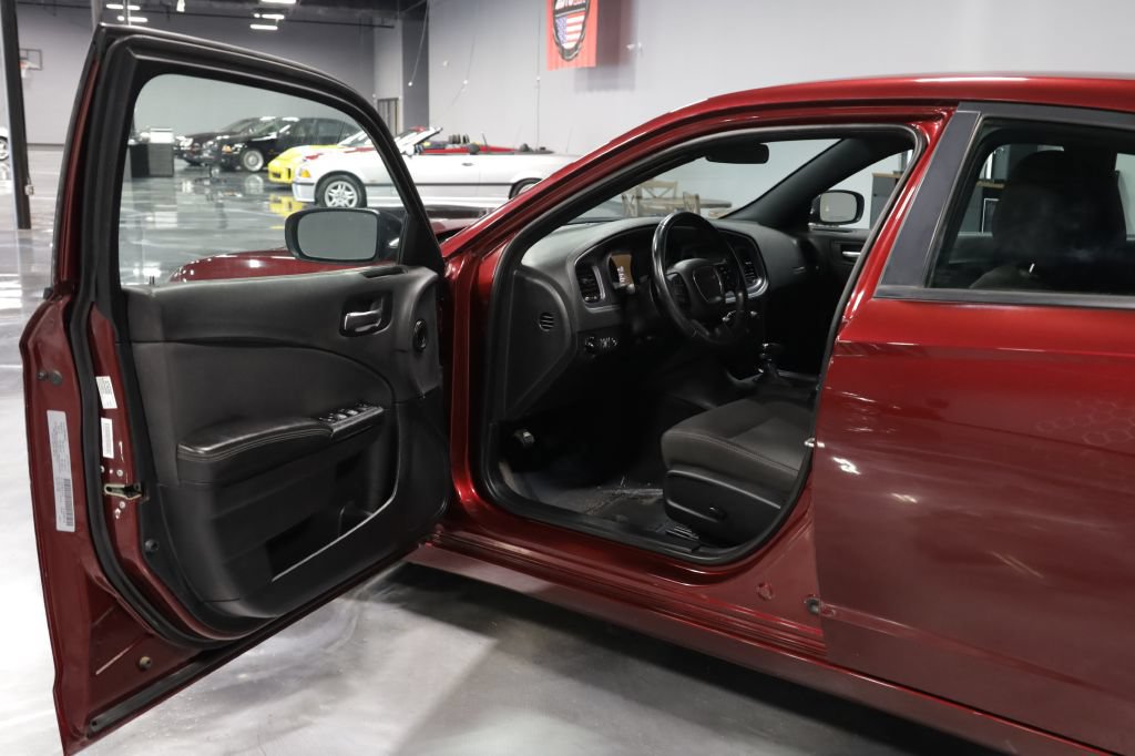Used 2018 Dodge Charger SXT w/ Blacktop Package RWD image 9