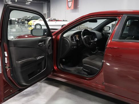 Used 2018 Dodge Charger SXT w/ Blacktop Package RWD image 9