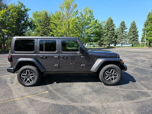 Used 2025 Jeep Wrangler Unlimited Sahara AWD/4WD image 7