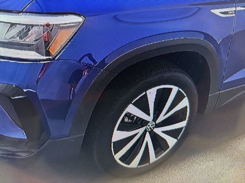 Used 2024 Volkswagen Taos SE w/ Panoramic Sunroof Package image 17