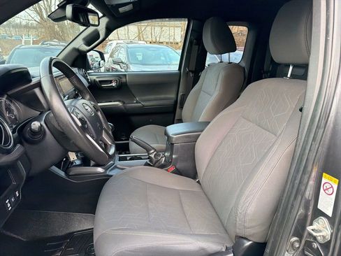 Used 2019 Toyota Tacoma TRD Sport w/ Technology Package image 18