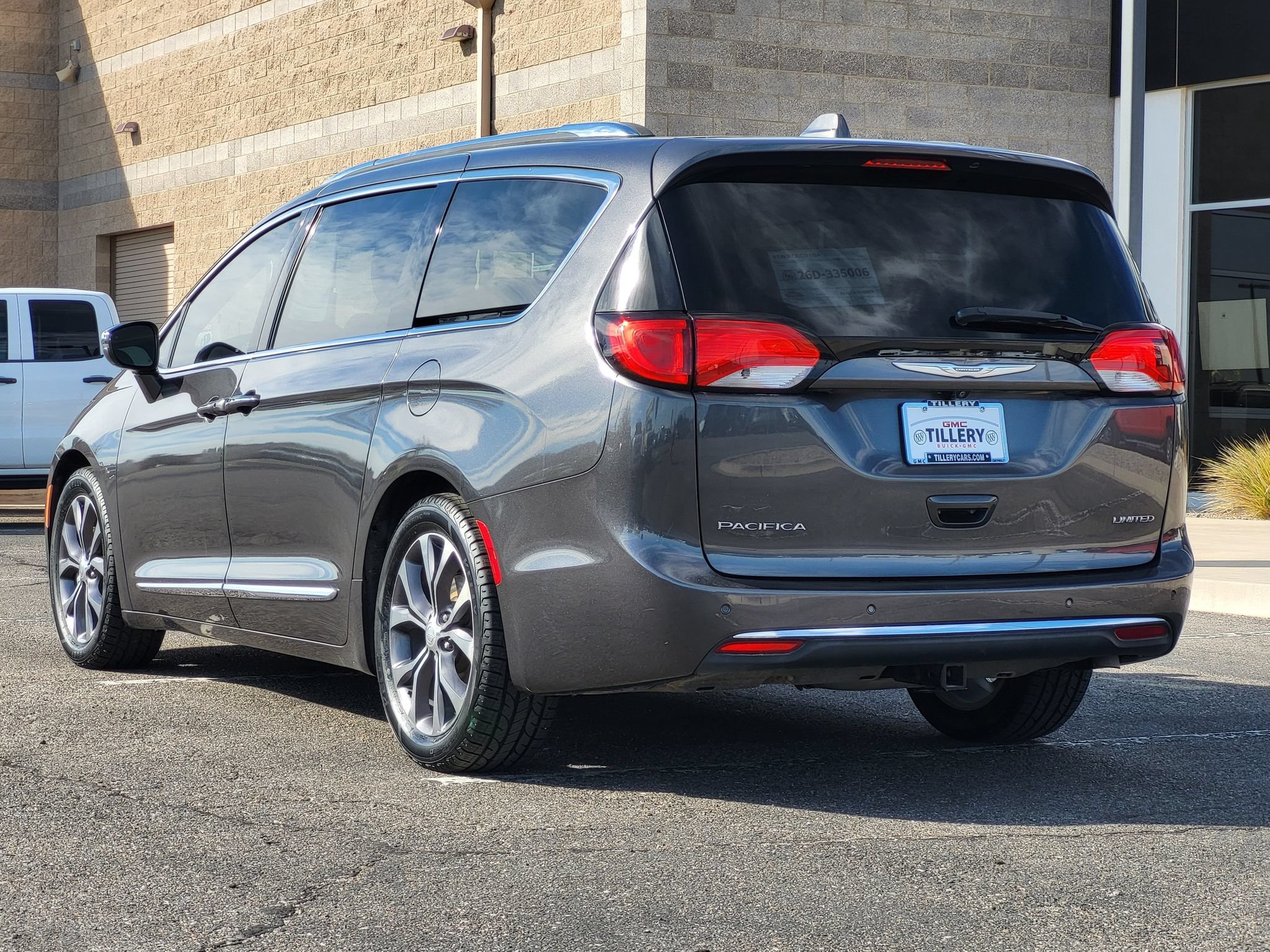 Used 2017 Chrysler Pacifica Limited w/ Tire & Wheel Group FWD image 5