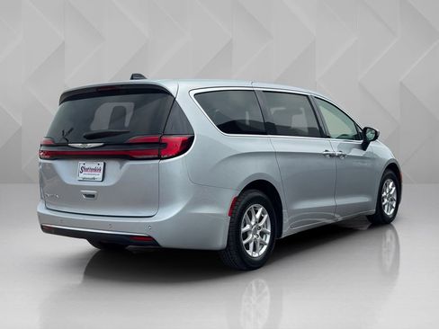Used 2023 Chrysler Pacifica Touring-L FWD image 7
