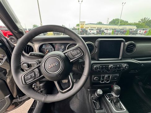 Used 2023 Jeep Gladiator Sport AWD/4WD image 25