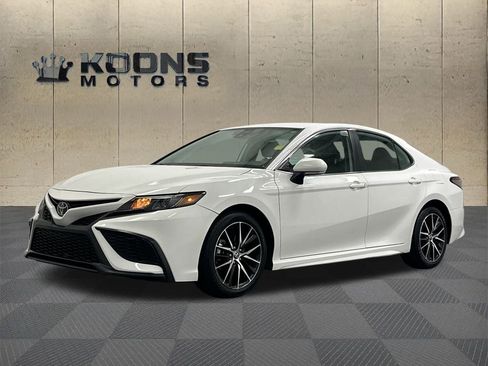 Used 2023 Toyota Camry SE image 1