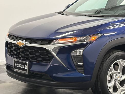 Used 2024 Chevrolet Trax LS w/ LS Convenience Package FWD image 2